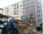 De la paille pour l’isolation par l’extérieur d’un immeuble de Paris Habitat
